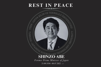 Sayın Shinzo ABE'yi vefatının yıl dönümünde saygı ve minnetle anıyoruz.